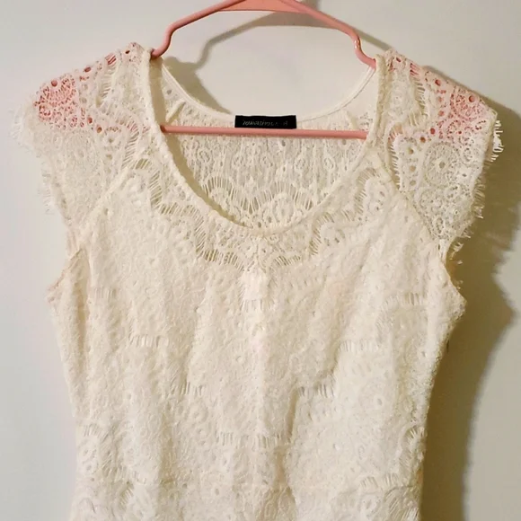 #024  Off white fitted lace dress - Picture 6 of 10